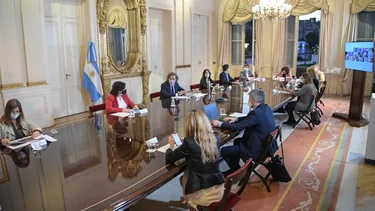 Medidas por COVID: expertos piden restringir circulación y reuniones
