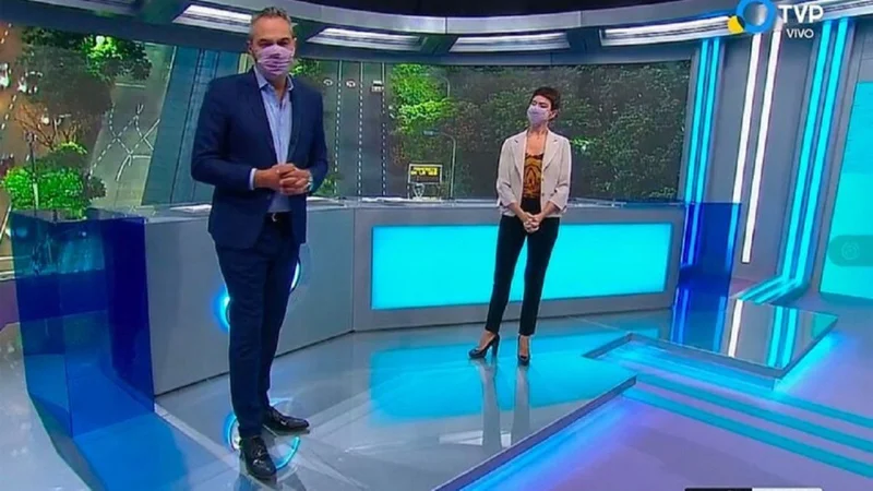 TV Pública con barbijos