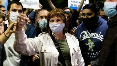 Peligroso: Bullrich fue a agitar la protesta en la Quinta de Olivos 