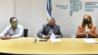 Julio Zamora y Mara Malec firmaron el primer convenio Colectivo de Trabajo para municipales Julio Zamora y Mara Malec firmaron el primer convenio Colectivo de Trabajo para municipales
