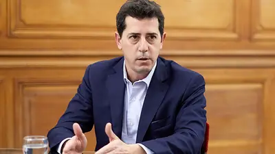 Dura respuesta de Wado de Pedro a Clarín por comparar el control de Migraciones con la dictadura: "Es una canallada" Dura respuesta de Wado de Pedro a Clarín por comparar el control de Migraciones con la dictadura: "Es una canallada"