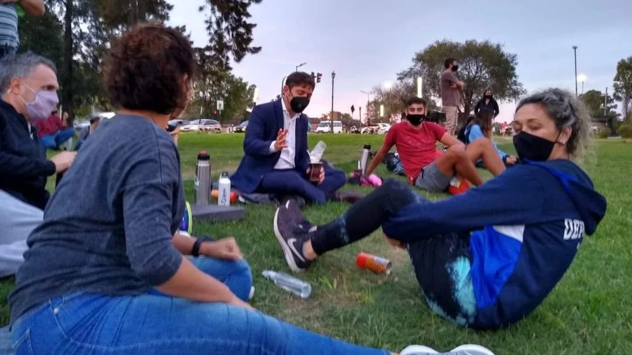 Un descontracturado Axel Kicillof se sentó a tomar mates en un parque de La Plata