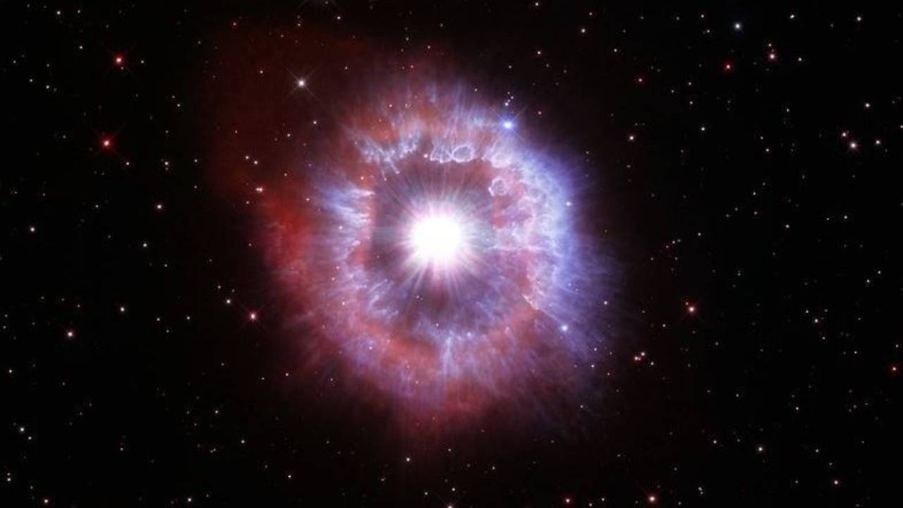 Telescopio Hubble NASA estrella autodestrucción