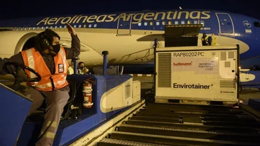 Llegó el primero de los tres vuelos que trae vacunas Sinopharm