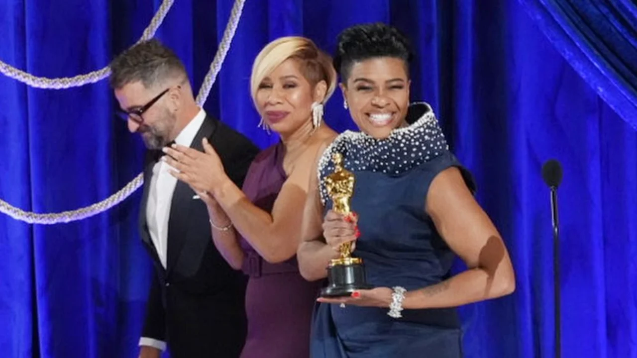 Mia Neal con el Oscar
