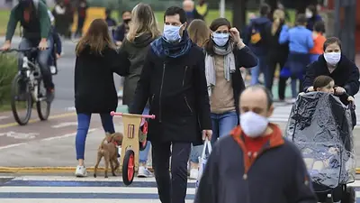 El clima en Buenos Aires, gente caminando con abrigo El clima en Buenos Aires, gente caminando con abrigo