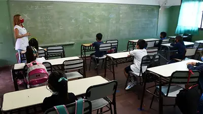 El Gobierno quiere clases "presenciales y continuas" y prioriza la vacunación de estudiantes El Gobierno quiere clases "presenciales y continuas" y prioriza la vacunación de estudiantes