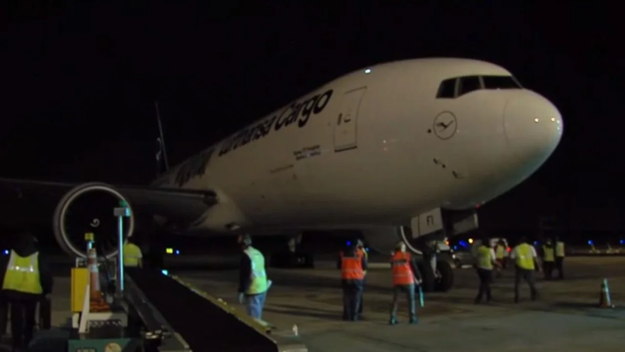 Llegó desde China el tercer vuelo con más de 240.000 dosis de Sinopharm