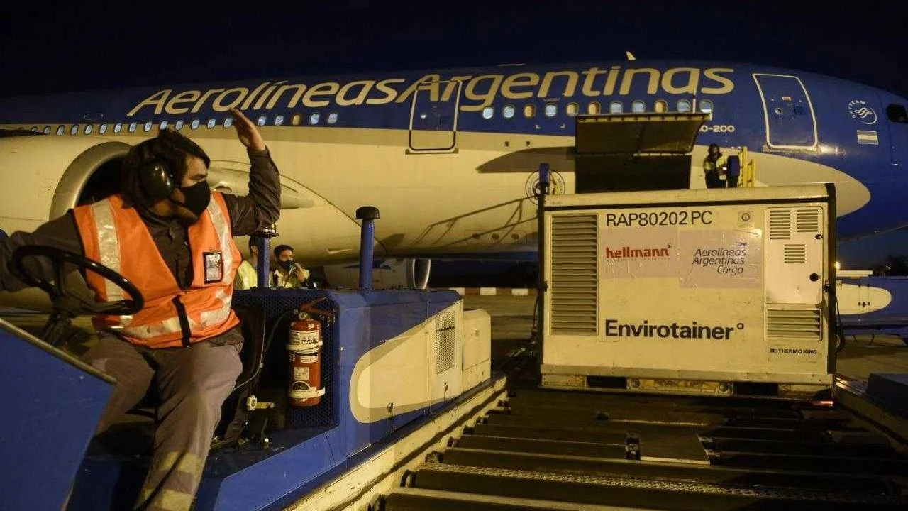 Vacunación COVID: nuevo vuelo a China para más dosis de Sinopharm