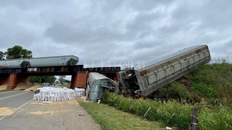 Impactante colapso de un puente ferroviario en Rosario: cayeron vagones de un tren carguero