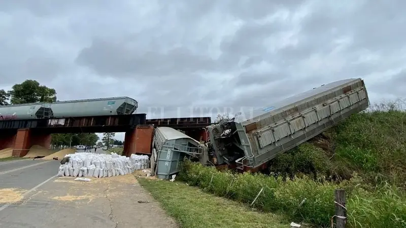 Impactante colapso de un puente ferroviario en Rosario: cayeron vagones de un tren carguero