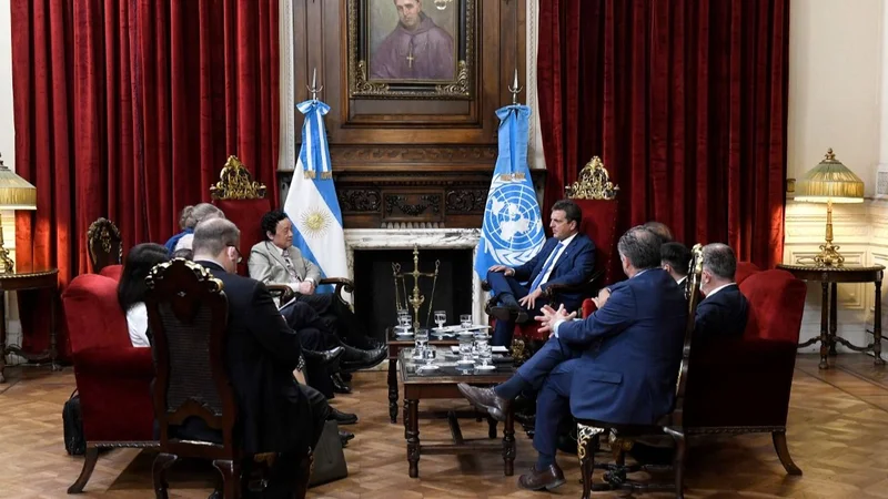Con eje en la seguridad alimentaria, Massa recibió al director general de la FAO