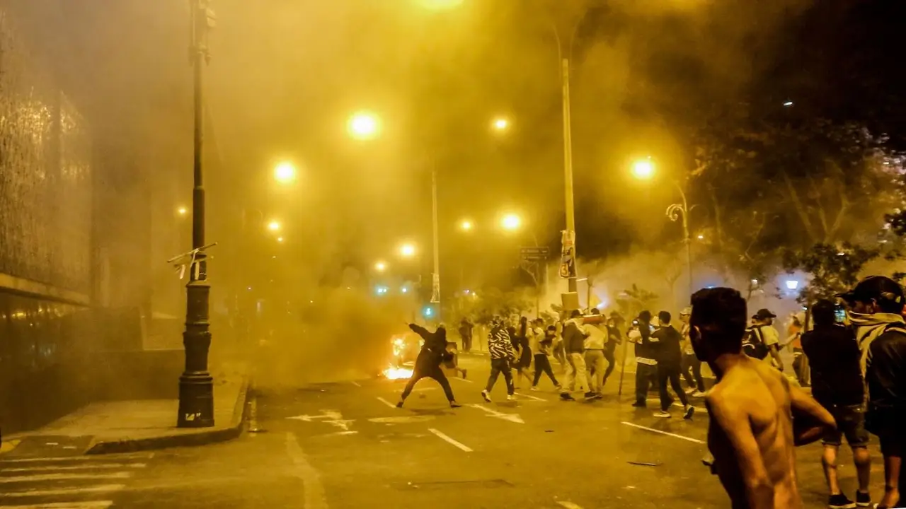 protestas toque de queda en perú