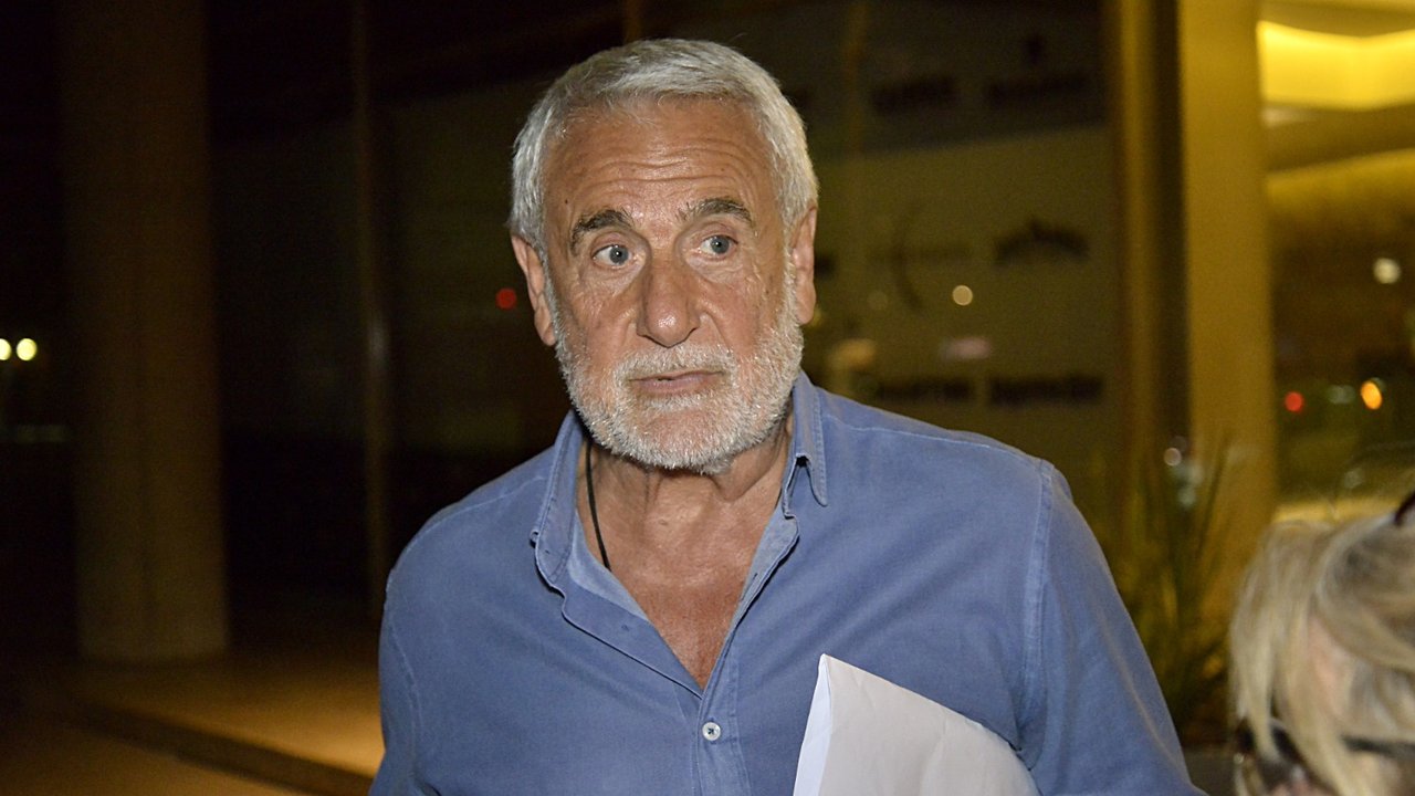 Desvinculan a Pepe Albistur por la pegatina de afiches contra Cristina