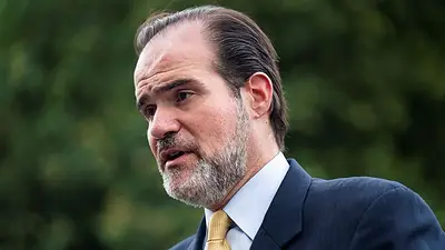 Asesor de Trump que ayudó a Macri con FMI fue denunciado por malversación de fondos Asesor de Trump que ayudó a Macri con FMI fue denunciado por malversación de fondos