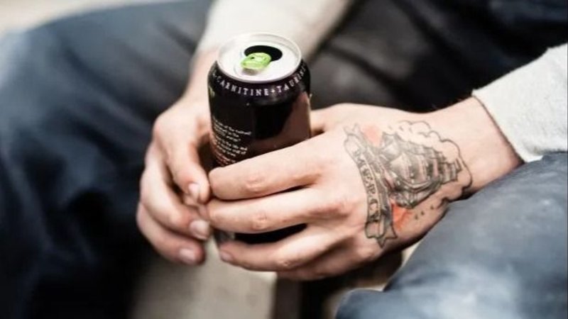 Bebida energizante en mano
