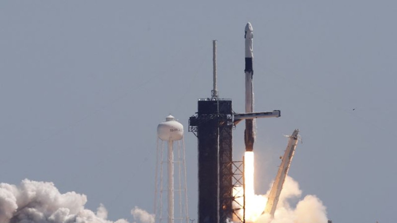 Un equipo de astronautas privado despega en un lanzamiento histórico hacia la estación espacial