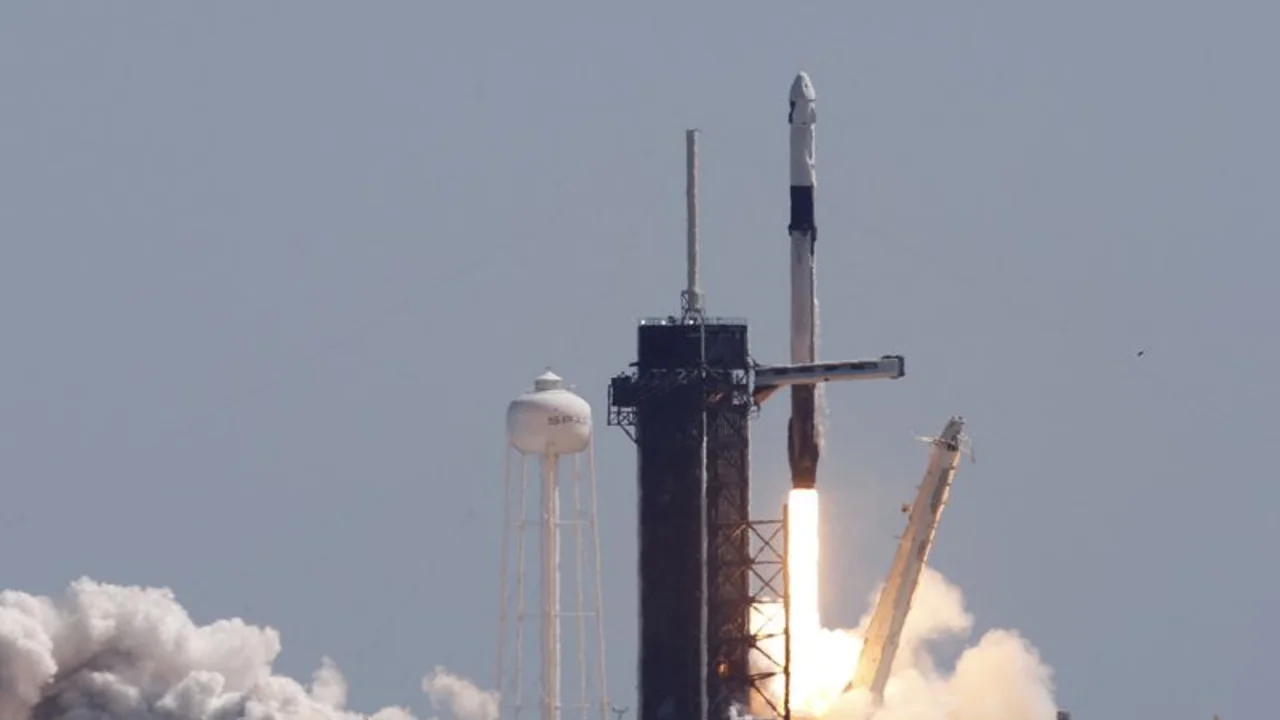 Un equipo de astronautas privado despega en un lanzamiento histórico hacia la estación espacial