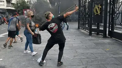 Procesaron a seis personas por el ataque al despacho de Cristina Kirchner Procesaron a seis personas por el ataque al despacho de Cristina Kirchner