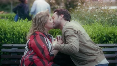 El video de Benjamín Vicuña a los besos con Lucía Galán