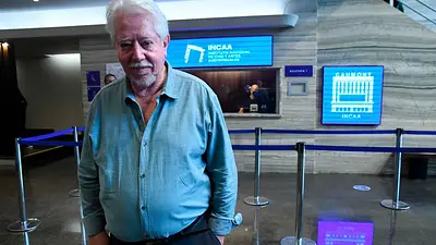 Murió Luis Puenzo, emblemático cineasta argentino y director de La Historia Oficial, primera película argentina en ganar un premio Oscar. Murió Luis Puenzo, emblemático cineasta argentino y director de La Historia Oficial, primera película argentina en ganar un premio Oscar.