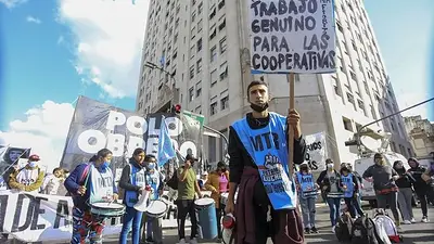 Cortes en CABA: comenzó la marcha de organizaciones sociales Cortes en CABA: comenzó la marcha de organizaciones sociales