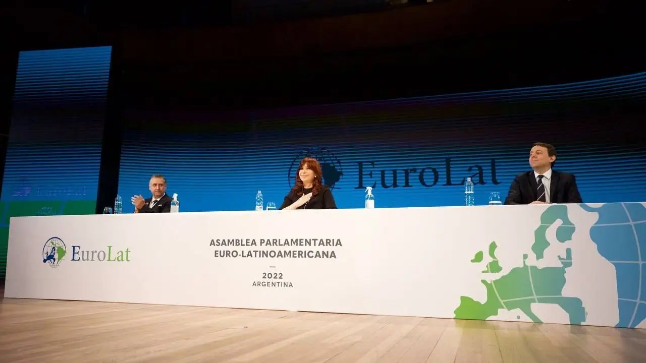 CFK apuntó al "doble standard"  del sector privado sobre el rol del Estado
