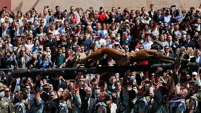 Las procesiones de Semana Santa sin restricciones vuelven a España y abarrotan Sevilla Las procesiones de Semana Santa sin restricciones vuelven a España y abarrotan Sevilla