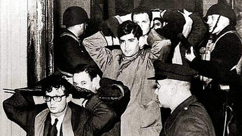 Liberales de casco y bastón