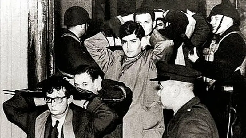 Liberales de casco y bastón
