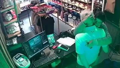 Asaltaron al padre de tenista Diego "Peque" Schwartzman en su local de Palermo Asaltaron al padre de tenista Diego "Peque" Schwartzman en su local de Palermo