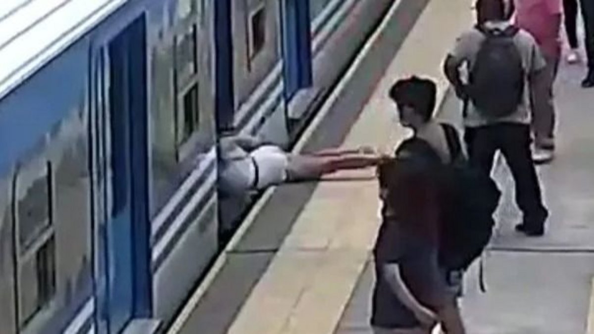 Video: una mujer cayó debajo de un tren en movimiento y se salvó de ...