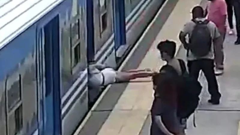 Video: una mujer cayó debajo de un tren en movimiento y se salvó de milagro