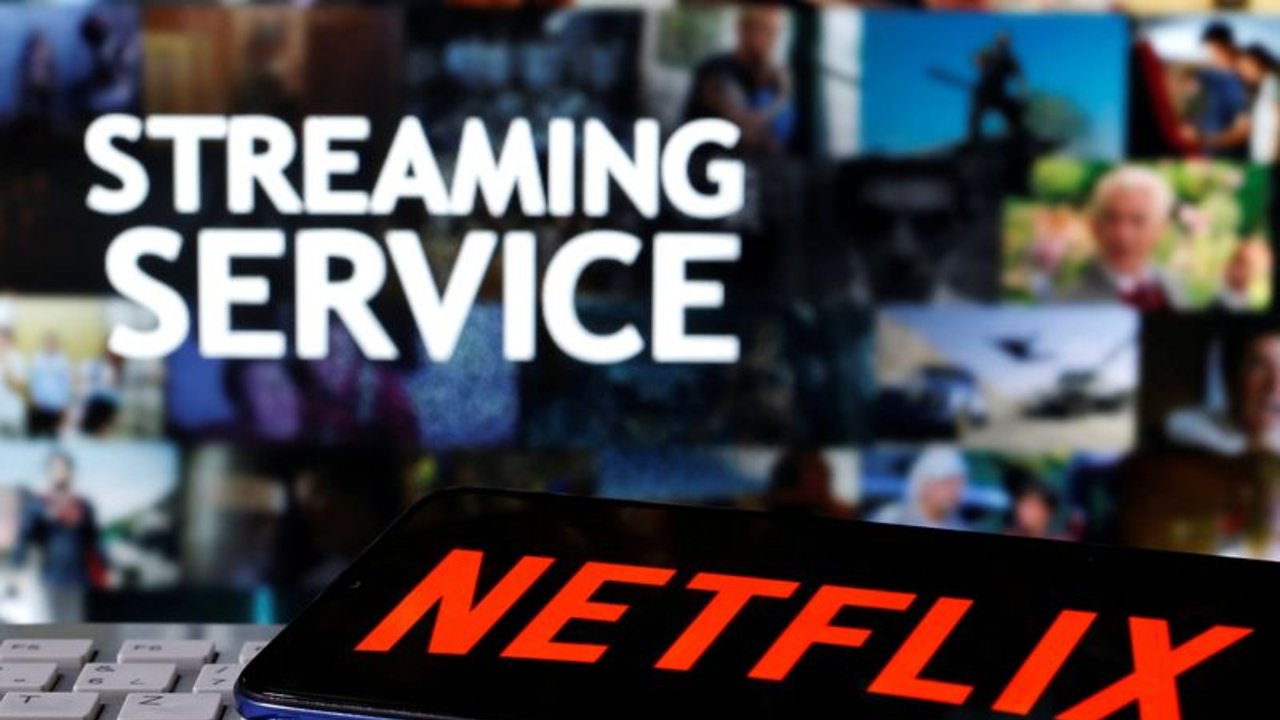 Suscriptores de Netflix caen por primera vez en una década y acciones se desploman un 24%