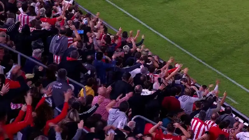 La llamativa jugada defensiva que hizo estallar a los hinchas de Estudiantes