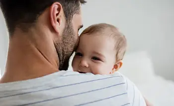 De peinar a cuidar: padres que ensayan otras formas de ser varón | Día del padre