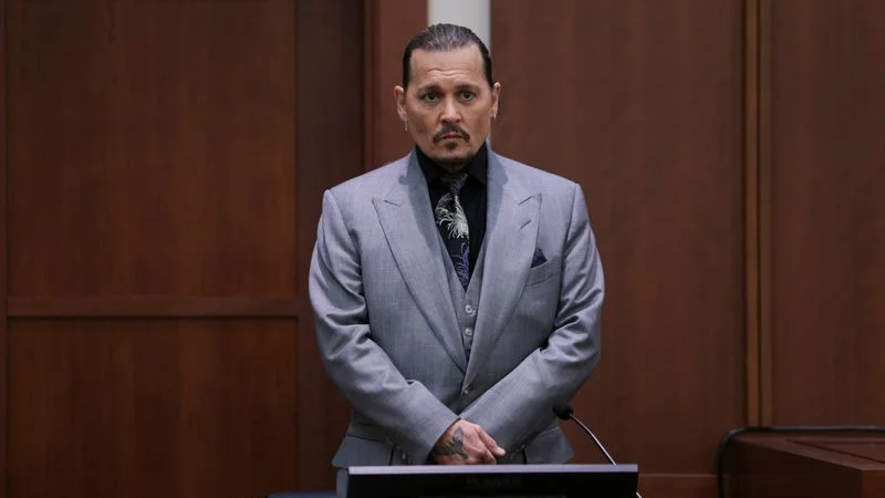 Johnny Depp declara que su exesposa Amber Heard fue violenta con él