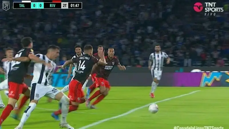 La jugada polémica en Talleres - River que Loustau no revisó en el VAR