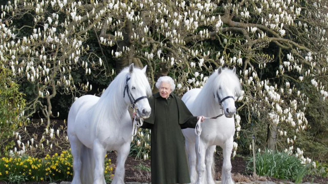 La Reina Isabel celebra su cumpleaños 96 con salvas de cañón