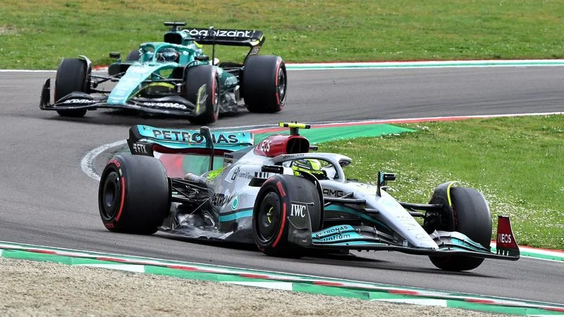 Hamilton descarta esperanzas de título tras tocar nuevo mínimo en Imola