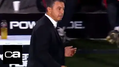 Gallardo se sacó y le lanzó un violento manotazo a un jugador de River Gallardo se sacó y le lanzó un violento manotazo a un jugador de River