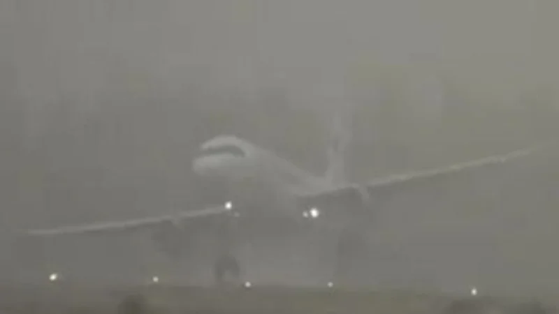 Impresionante video: un avión de JetSmart no pudo aterrizar en Neuquén por el viento