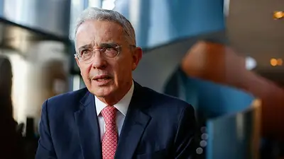 Condenaron al ex presidente Uribe por manipular testigos para perjudicar a un senador Condenaron al ex presidente Uribe por manipular testigos para perjudicar a un senador