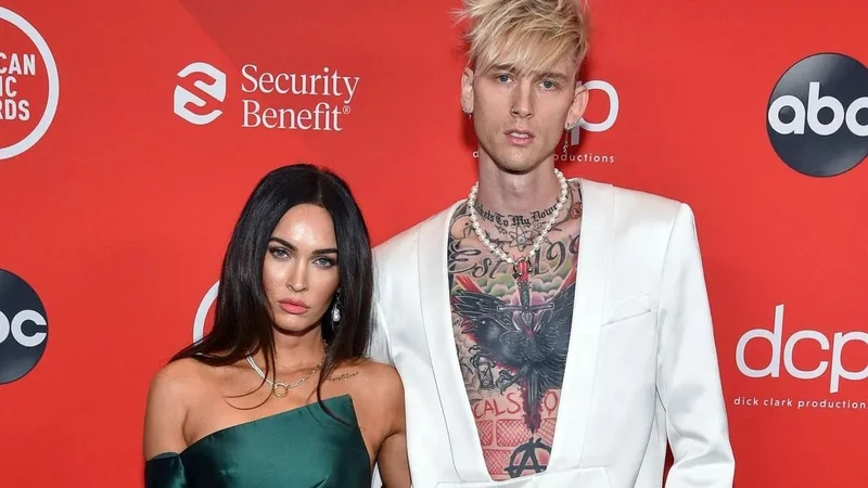 Megan Fox y su pareja Machine Gun Kelly en la alfombra roja de los premios American Music Awards 2020 revelaron que beben la sangre del otro 