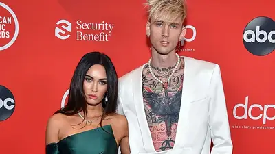 Megan Fox y su pareja Machine Gun Kelly en la alfombra roja de los premios American Music Awards 2020 revelaron que beben la sangre del otro Megan Fox y su pareja Machine Gun Kelly en la alfombra roja de los premios American Music Awards 2020 revelaron que beben la sangre del otro