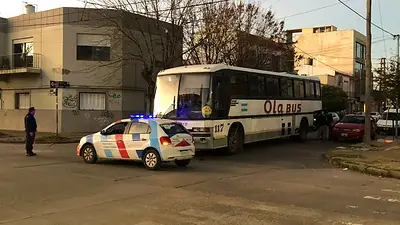 Chofer de la empresa Ola Bus de Olavarría se le rompió el colectivo y lo dejó en la calle Chofer de la empresa Ola Bus de Olavarría se le rompió el colectivo y lo dejó en la calle