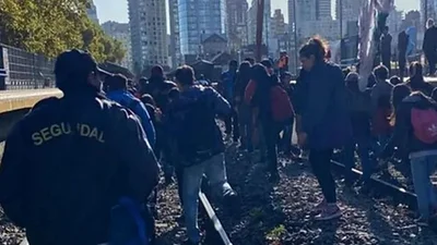 Trenes San Martín: la Policía avanzó sobre los manifestantes y liberó las vías Trenes San Martín: la Policía avanzó sobre los manifestantes y liberó las vías