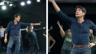 El video de Guillermo Andino bailando como Travolta en un club de jubiladas