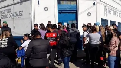 Abuso sexual en un colegio de Quilmes: la Policía reprimió una protesta de padres Abuso sexual en un colegio de Quilmes: la Policía reprimió una protesta de padres