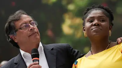 Petro suspende su campaña por 48 horas y denuncia un plan para matarlo Petro suspende su campaña por 48 horas y denuncia un plan para matarlo